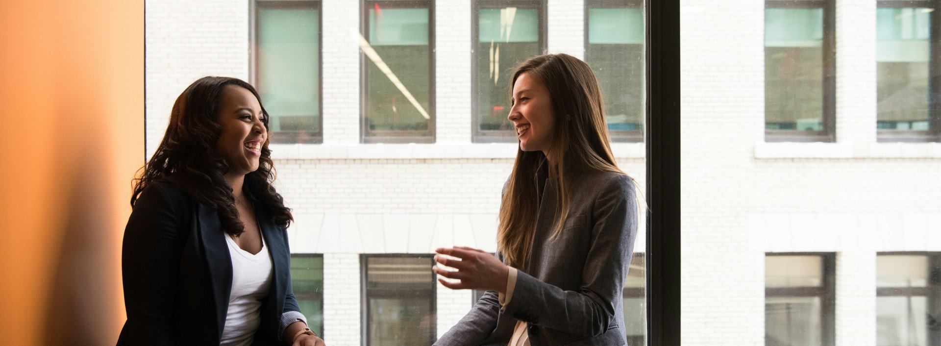 Filler words in English: two women sit in a window having a conversation